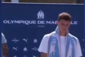 法媒：帕瓦尔受到马赛球迷欢迎，约50名球迷在机场接机