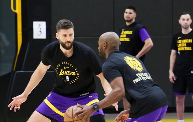 xingkong-三分8连中！湖人暗藏2米08高炮苦练：季后赛当奇兵？